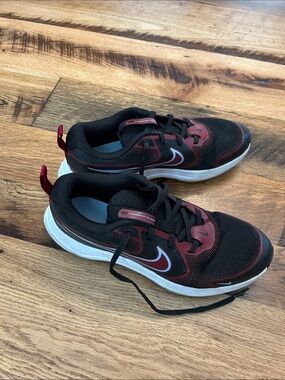 Nike Kids Black and Red Athletic Sneakers Boys 5